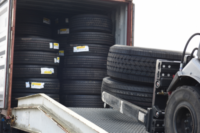 Zeecontainer vol met banden bij BAS Tyres