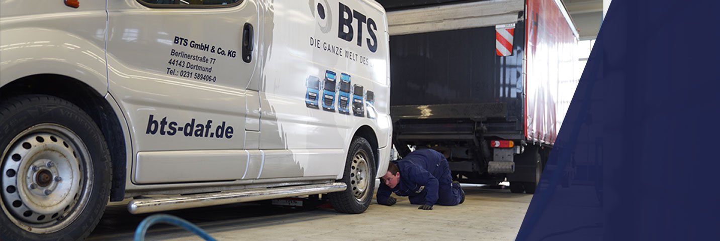 Een monteur van BAS Tyres controleert de banden van een bestelwagen