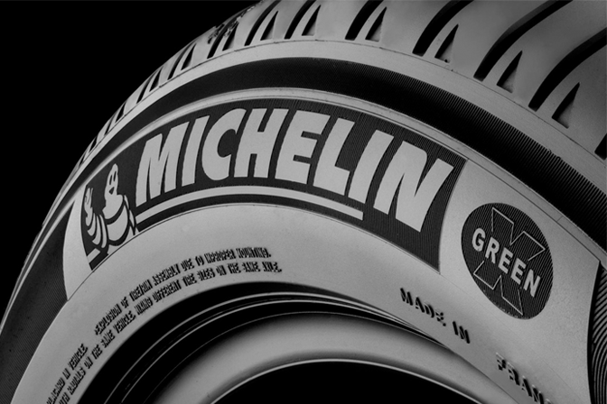 Michelin logo op een zwarte band